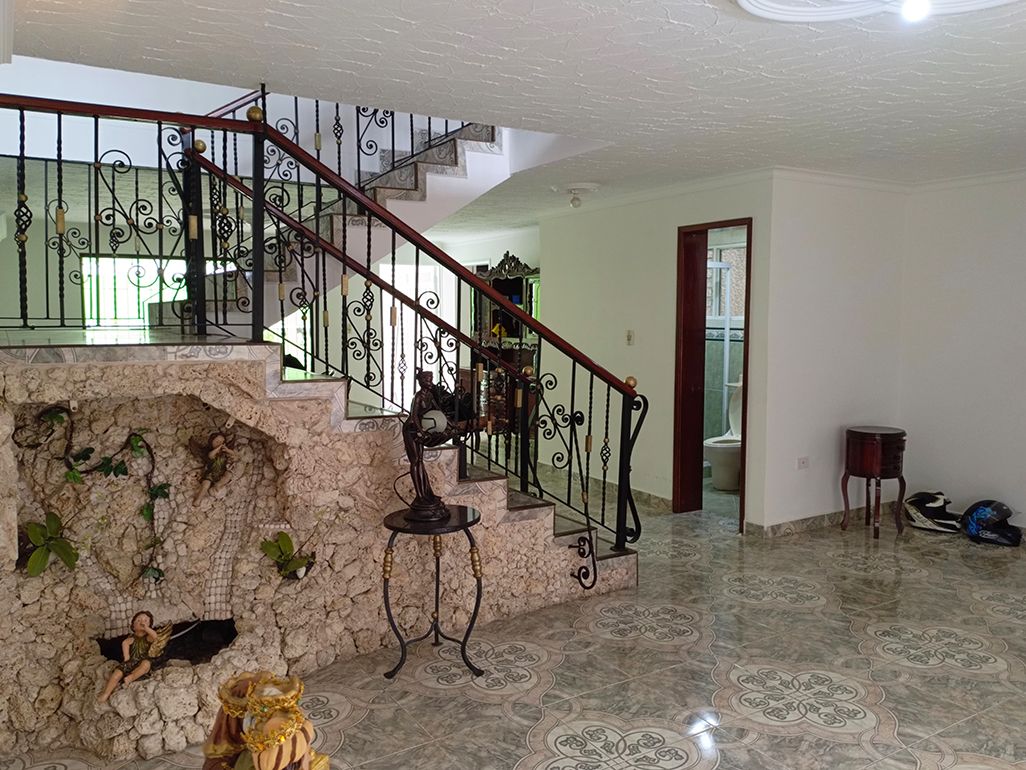 Oficina en arriendo Antioquia Medellín Rosales 300 m2 Habitaciones 0 Baños 6 Garajes 3 Precio $9800000