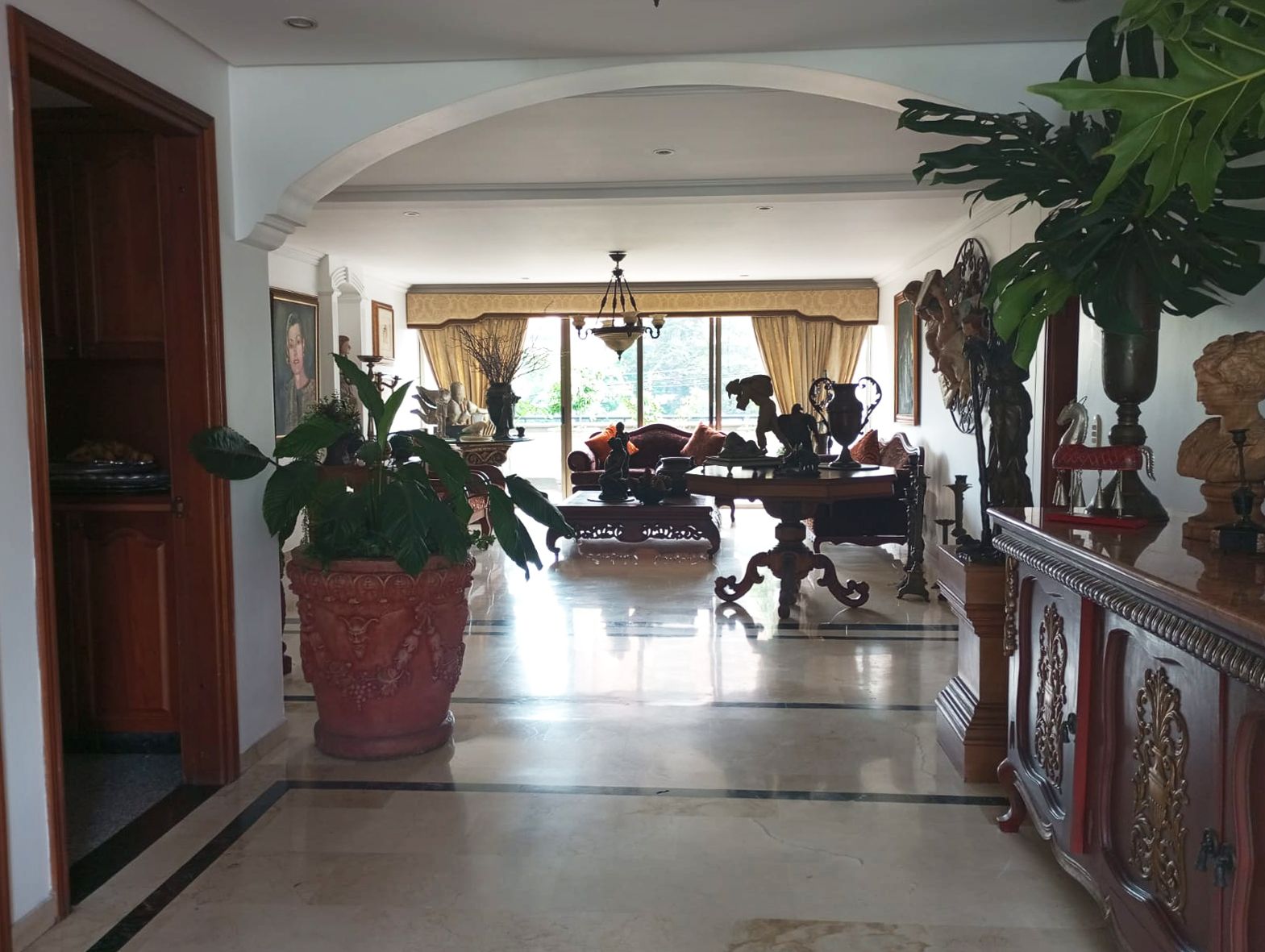 Apartamento en arriendo Antioquia Medellín Alejandria 250 m2 Habitaciones 3 Baños 6 Garajes 4 Precio $12200000