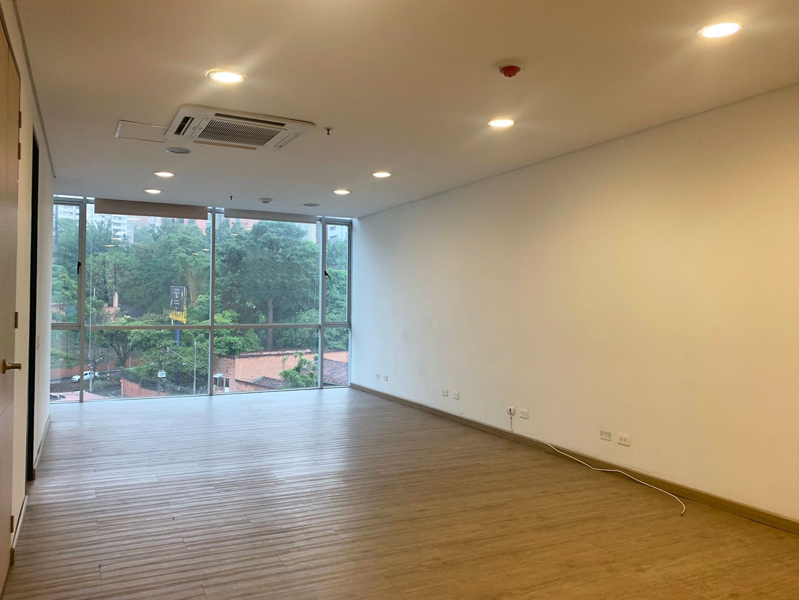 Oficina en arriendo Antioquia Medellín Manila 50 m2 Habitaciones 0 Baños 1 Garajes 4 Precio $4150000