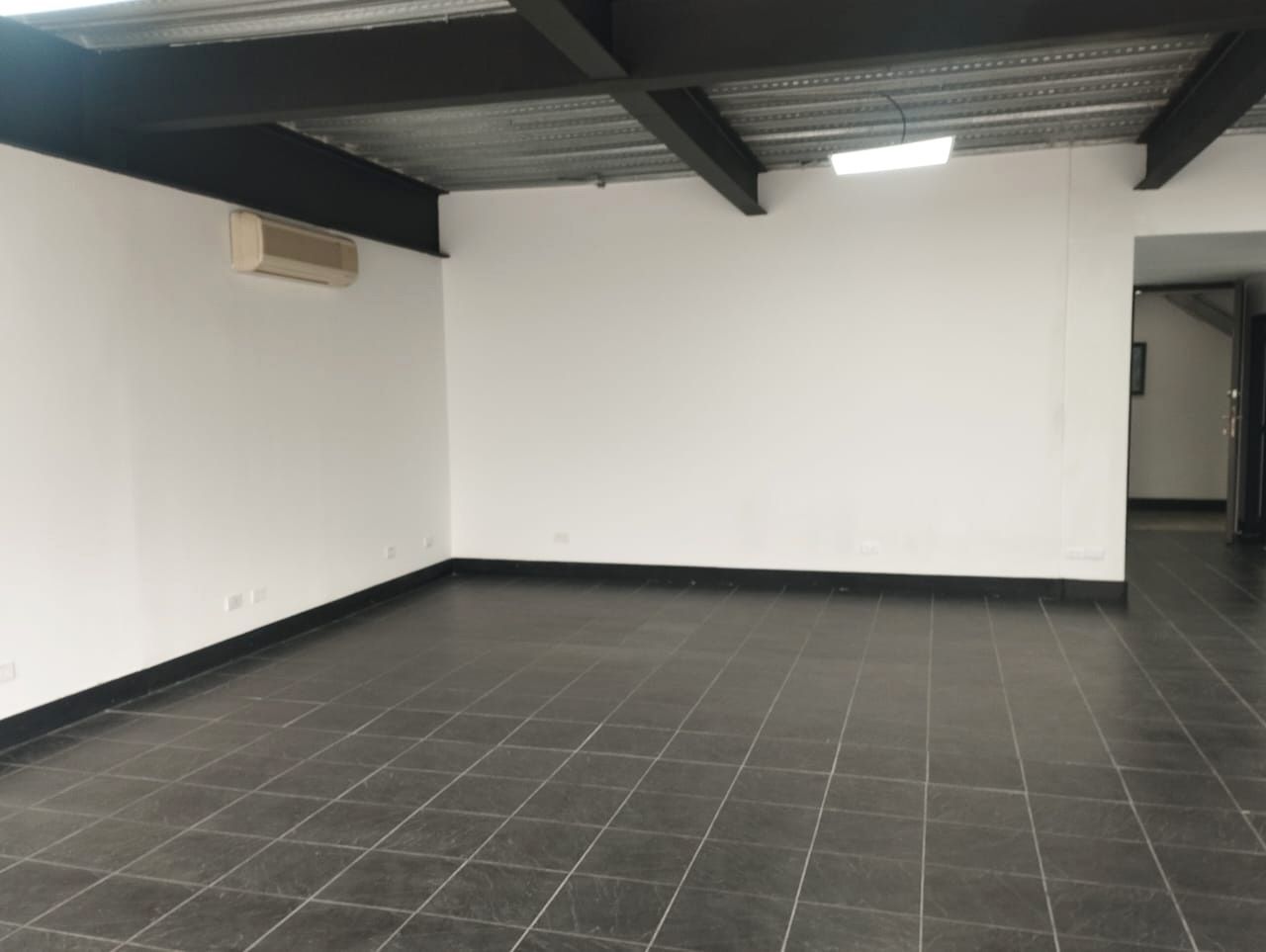 Oficina en arriendo Antioquia Medellín El Poblado 110 m2 Habitaciones 0 Baños 2 Garajes 3 Precio $9100000