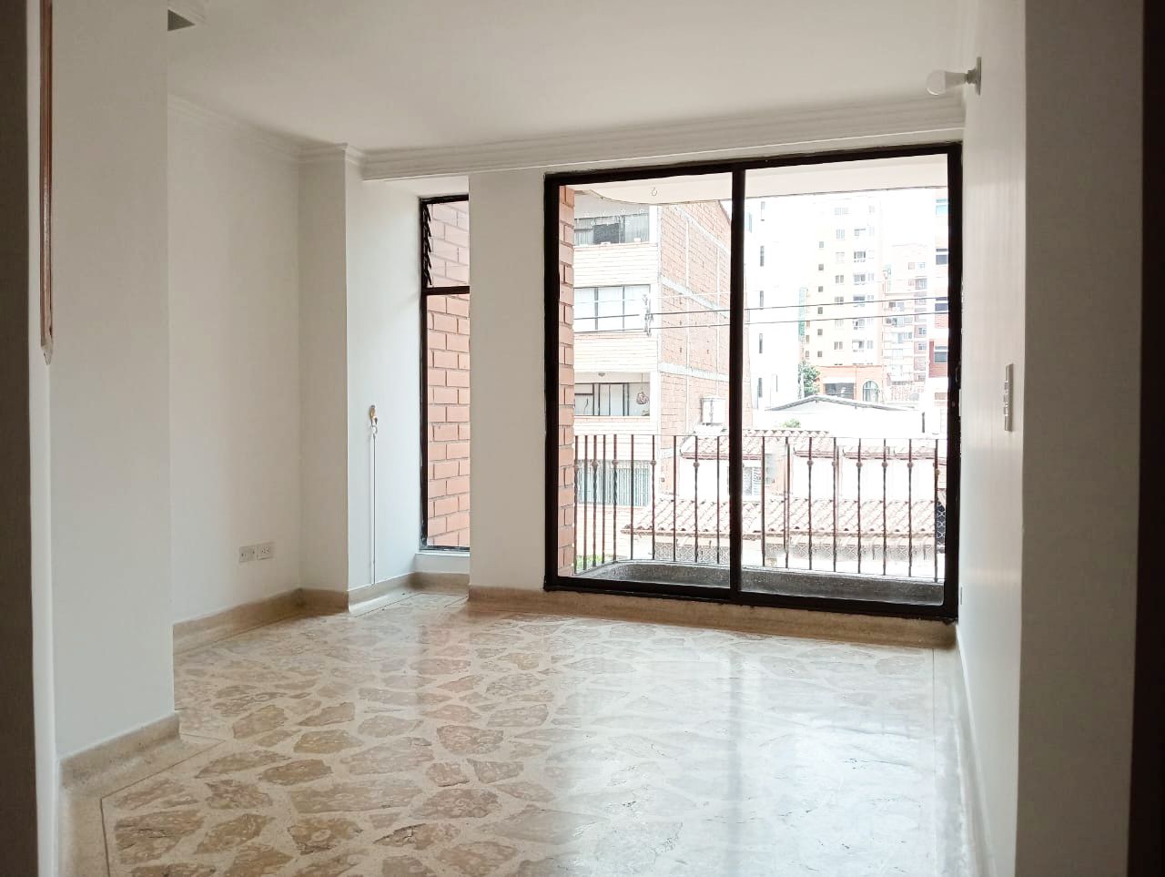 Apartamento en arriendo Antioquia Medellín La Castellana 77 m2 Habitaciones 2 Baños 2 Garajes 2 Precio $2500000