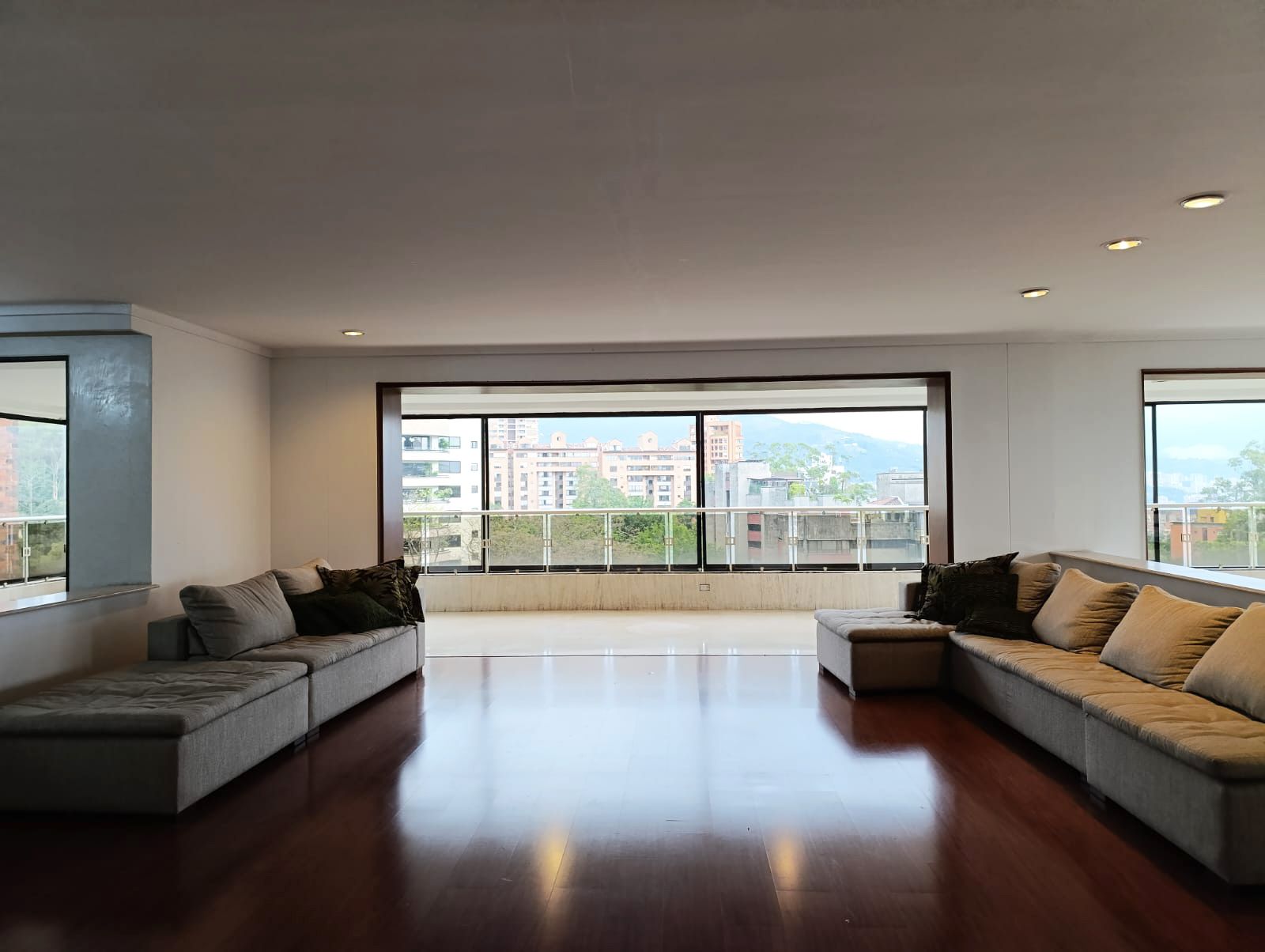 Apartamento en arriendo Antioquia Medellín El Diamante No2 400 m2 Habitaciones 3 Baños 6 Garajes 5 Precio $12700000
