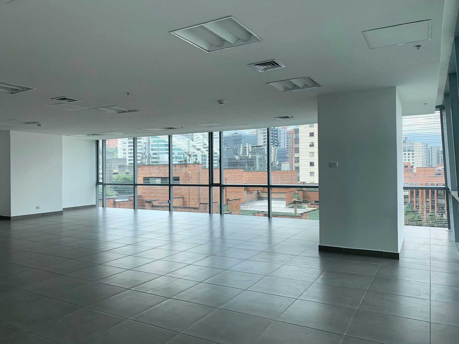 Oficina en venta Antioquia Medellín Medellín 62 m2 Habitaciones 0 Baños 10 Garajes 3 Precio $970000000