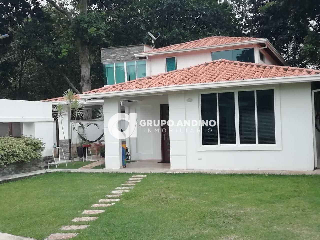 Casa Campestre en venta Santander Piedecuesta Br Paseo Cataluña 300 m2 Habitaciones 4 Baños 8 Garajes 3 Precio $1100000000