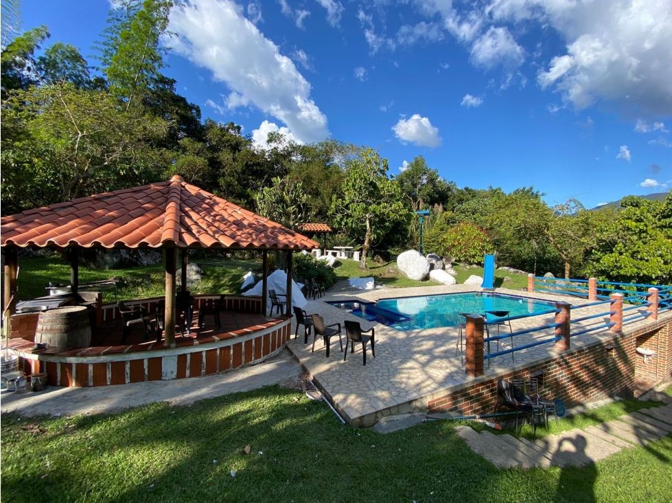 Finca en arriendo Antioquia Barbosa Barbosa 300 m2 Habitaciones 5 Baños 8 Garajes 9 Precio $7500000