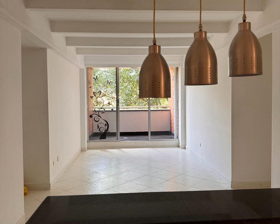Apartamento en arriendo Antioquia Medellín Loma De Los Bernal 82 m2 Habitaciones 4 Baños 2 Garajes 2 Precio $3100000