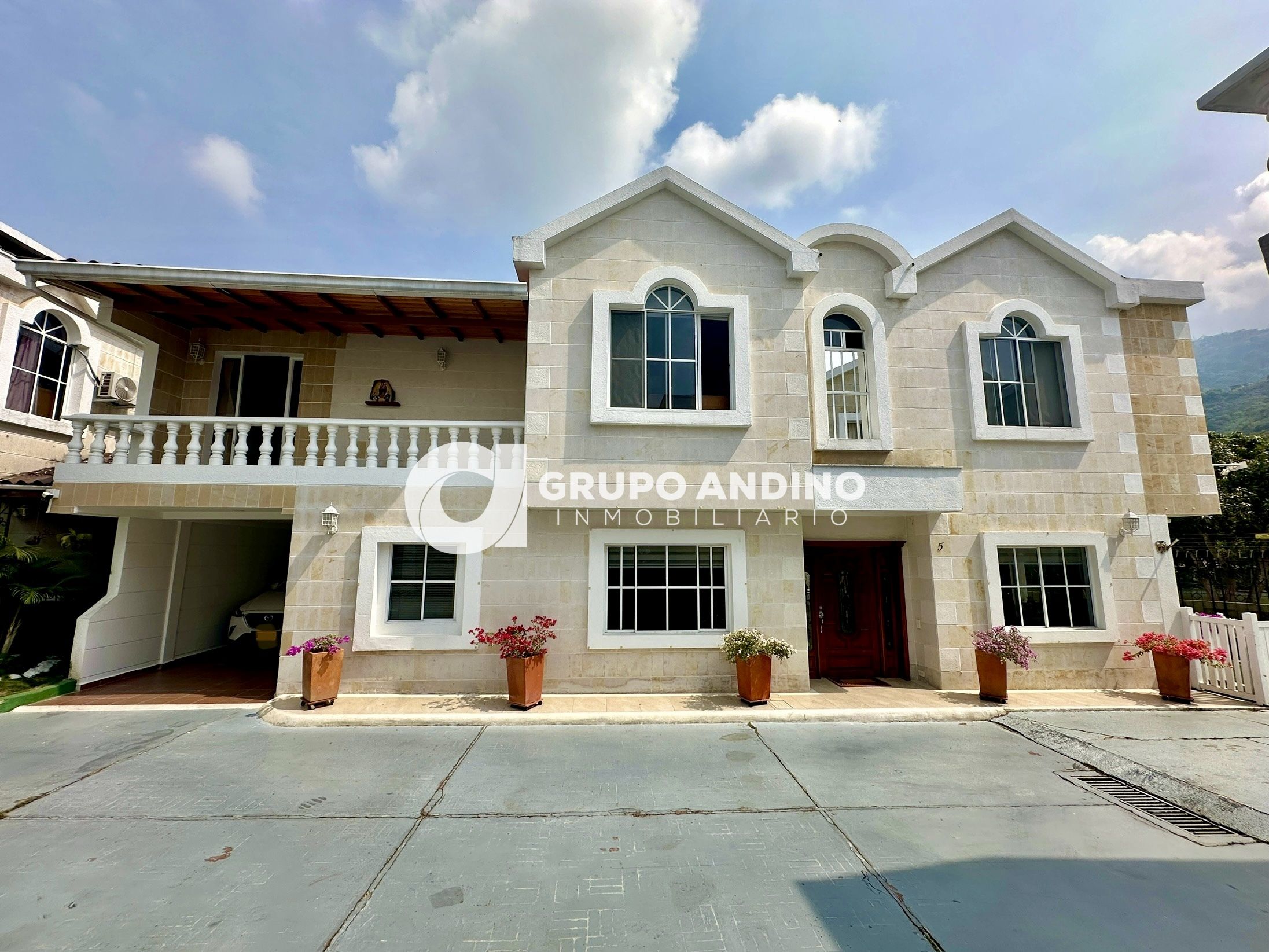 Casa en venta Santander Bucaramanga Nn 194 m2 Habitaciones 5 Baños 8 Garajes 3 Precio $1300000000