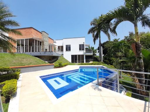 Casa en arriendo Risaralda Pereira Pereira 375 m2 Habitaciones 4 Baños 6 Garajes 9 Precio $9510000