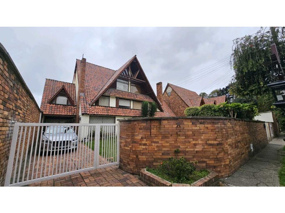 Casa en arriendo o venta Cundinamarca Bogotá San José Del Prado 275 m2 Habitaciones 5 Baños 4 Garajes 5 Precio venta $1250000000 Precio arriendo $7000000
