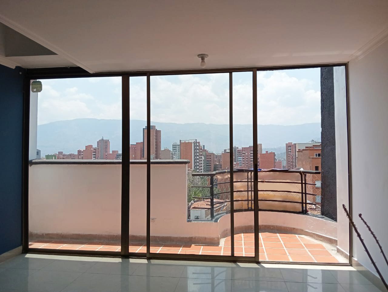 Apartamento en arriendo Antioquia Medellín Las Acacias 77 m2 Habitaciones 2 Baños 2 Garajes 2 Precio $3100000