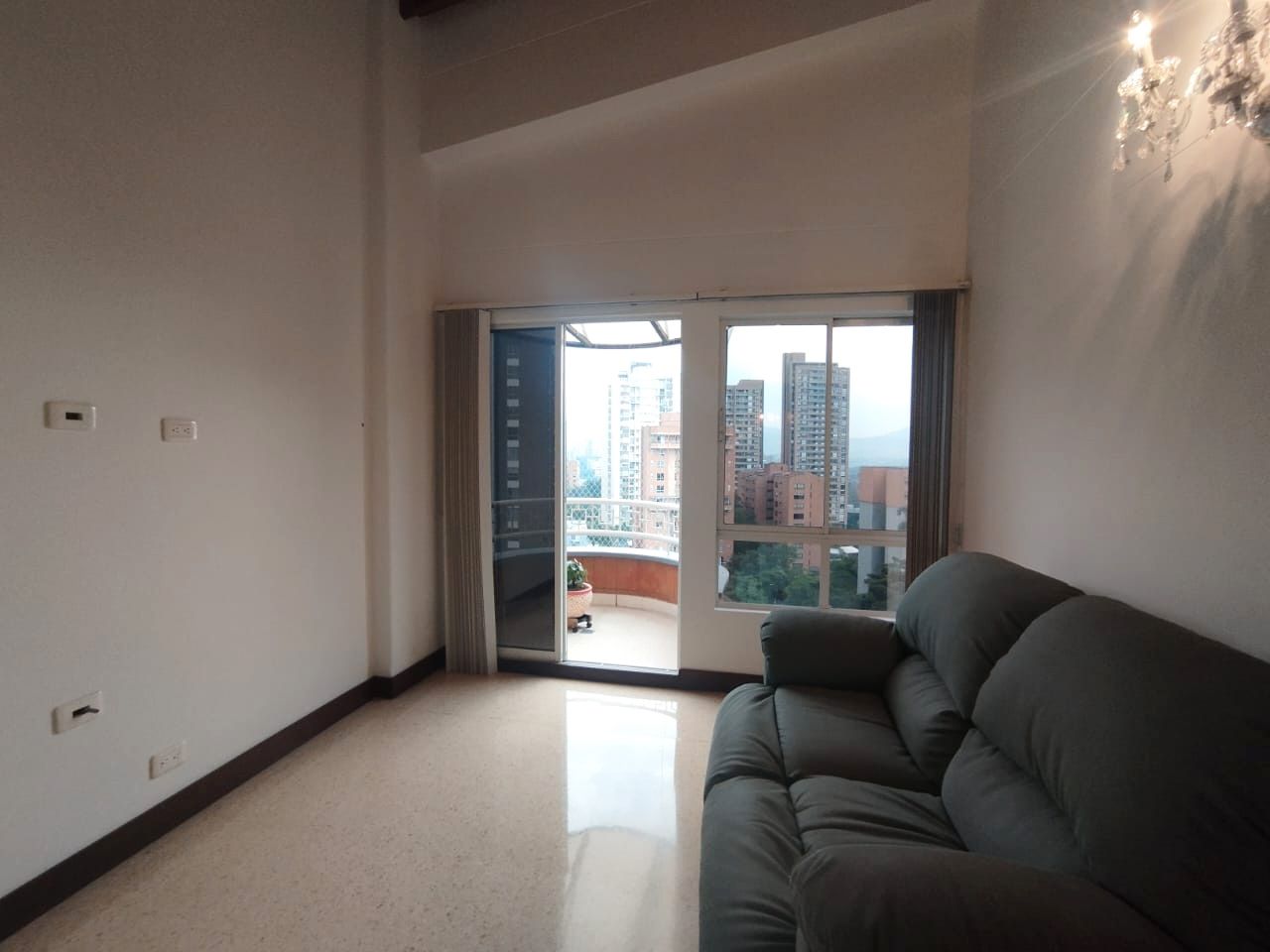 Apartamento en arriendo Antioquia Medellín Castropol 150 m2 Habitaciones 3 Baños 4 Garajes 2 Precio $5800000