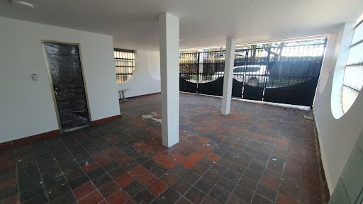 Oficina en arriendo Cundinamarca Bogotá Ub Santa Coloma 210 m2 Habitaciones 0 Baños 4 Garajes 5 Precio $3900000