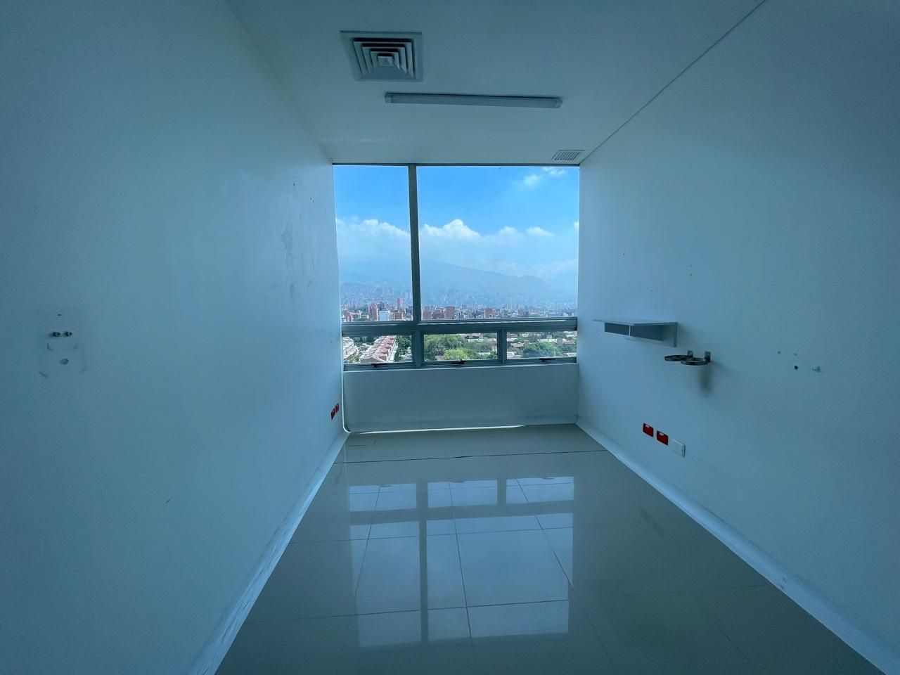 Oficina en arriendo Antioquia Medellín Los Alpes 73 m2 Habitaciones 0 Baños 2 Garajes 1 Precio $4750000