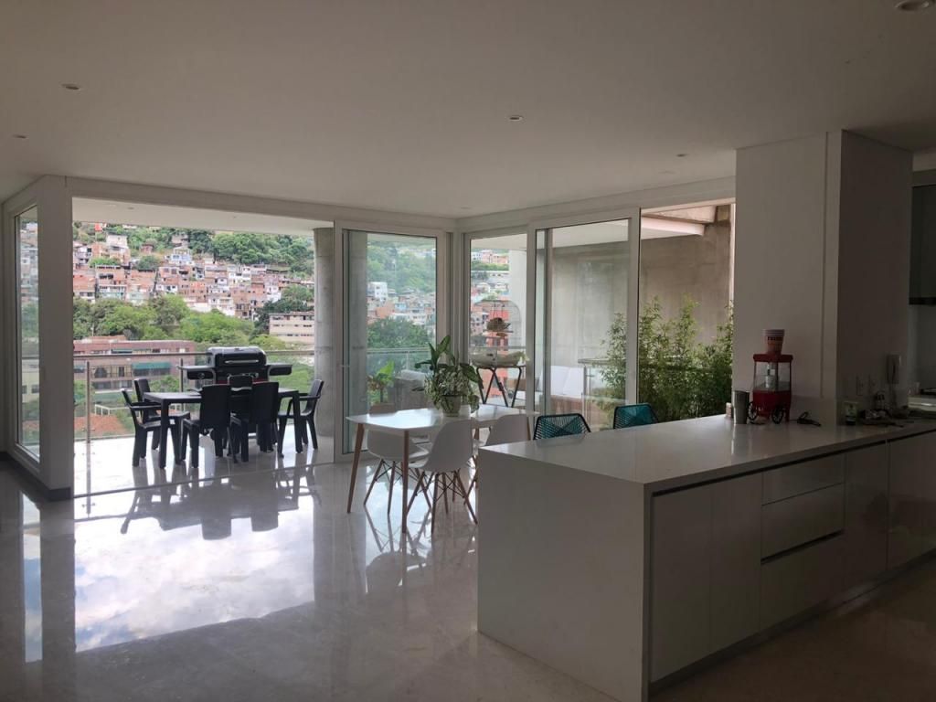 Apartamento en venta Valle Del Cauca Cali Santa Teresita 245 m2 Habitaciones 3 Baños 8 Garajes 4 Precio $1750000000