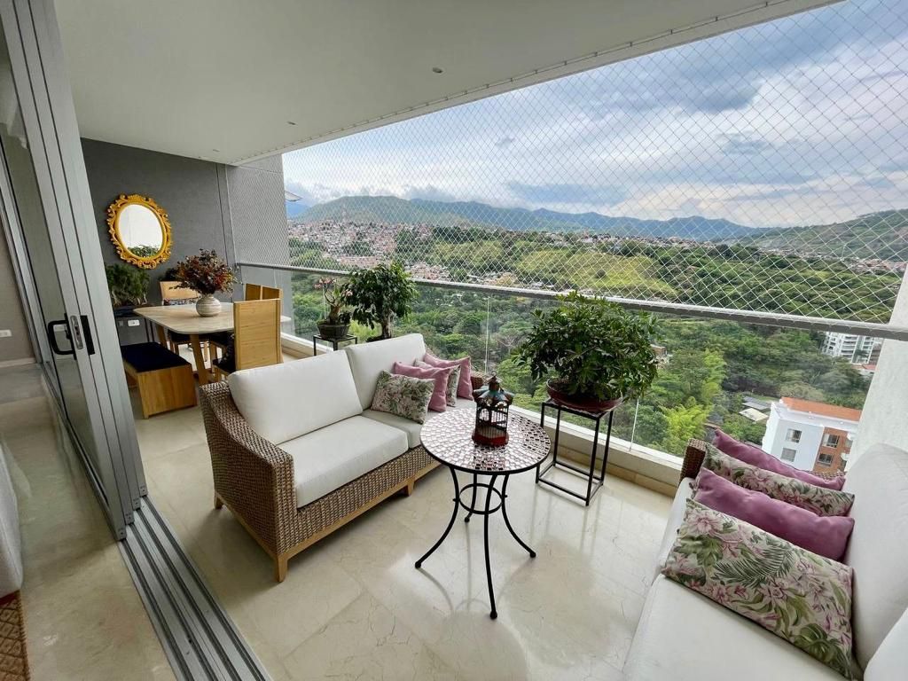 Apartamento en arriendo o venta Valle Del Cauca Cali Santa Teresita 200 m2 Habitaciones 5 Baños 6 Garajes 4 Precio venta $1400000000 Precio arriendo $8960000