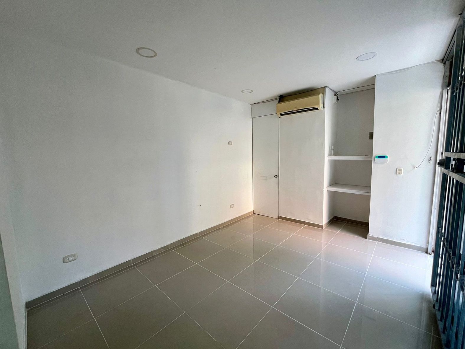 Local en arriendo Antioquia Medellín Rosales 32 m2 Habitaciones 0 Baños 0 Garajes 1 Precio $2000000