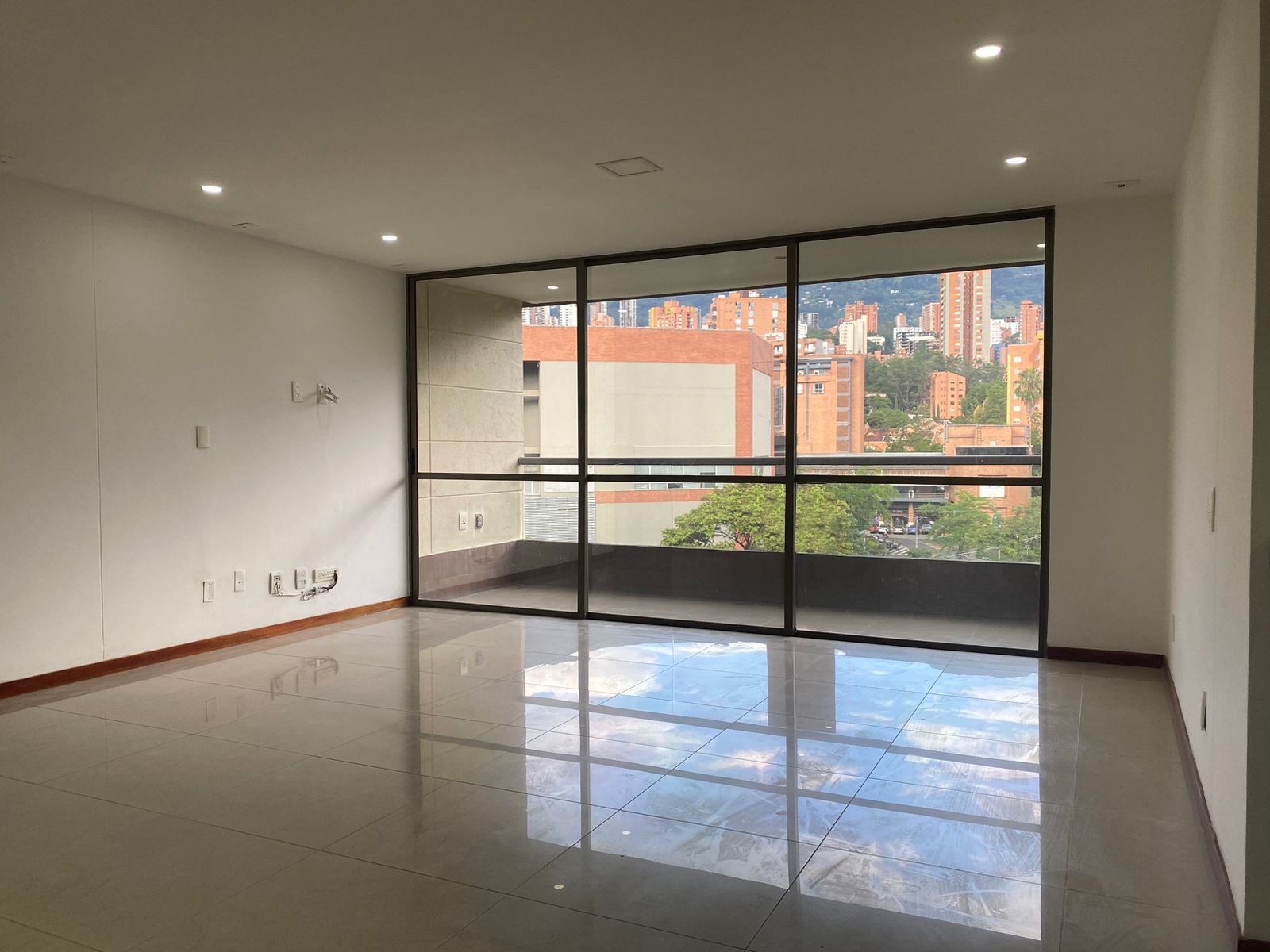 Apartamento en arriendo Antioquia Envigado Zúñiga 106 m2 Habitaciones 3 Baños 2 Garajes 3 Precio $4400000