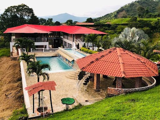 Finca en venta Risaralda Pereira Pereira 450 m2 Habitaciones 8 Baños 17 Garajes 7 Precio $1450000000