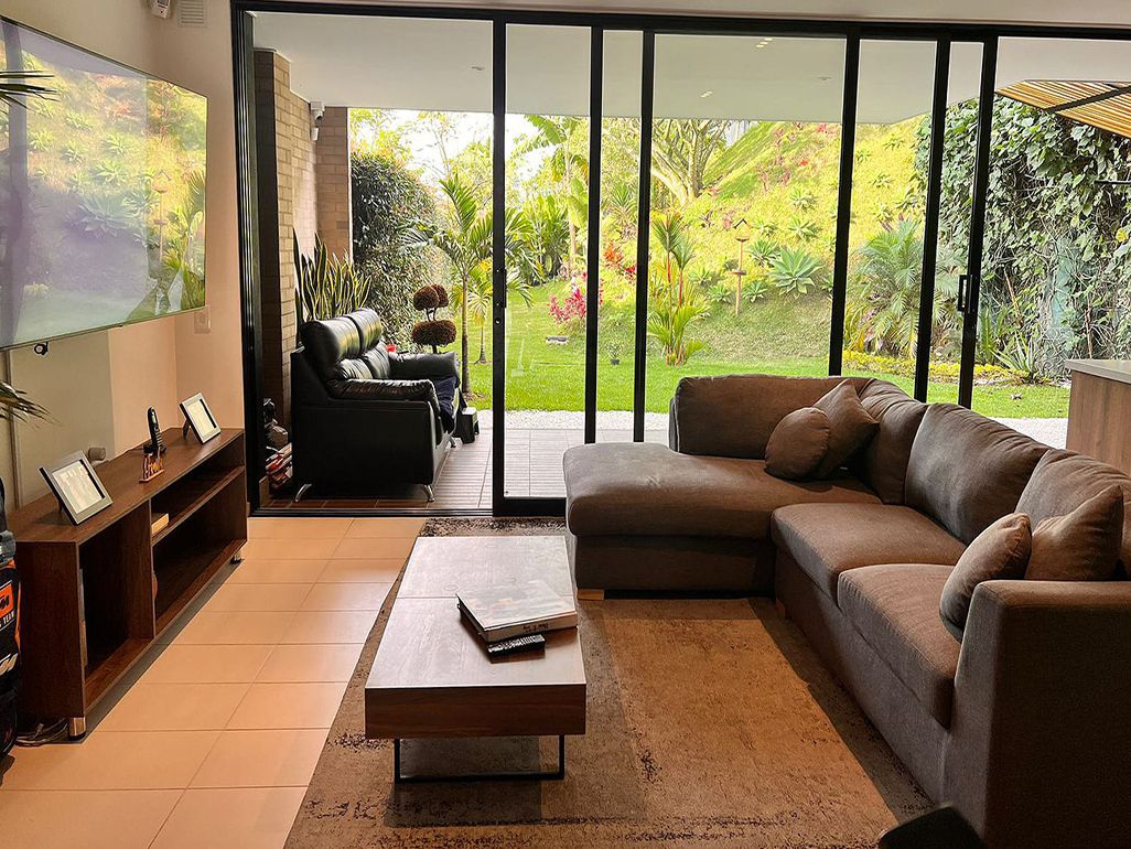 Casa en venta Antioquia Envigado Asd 230 m2 Habitaciones 3 Baños 6 Garajes 5 Precio $2110000000