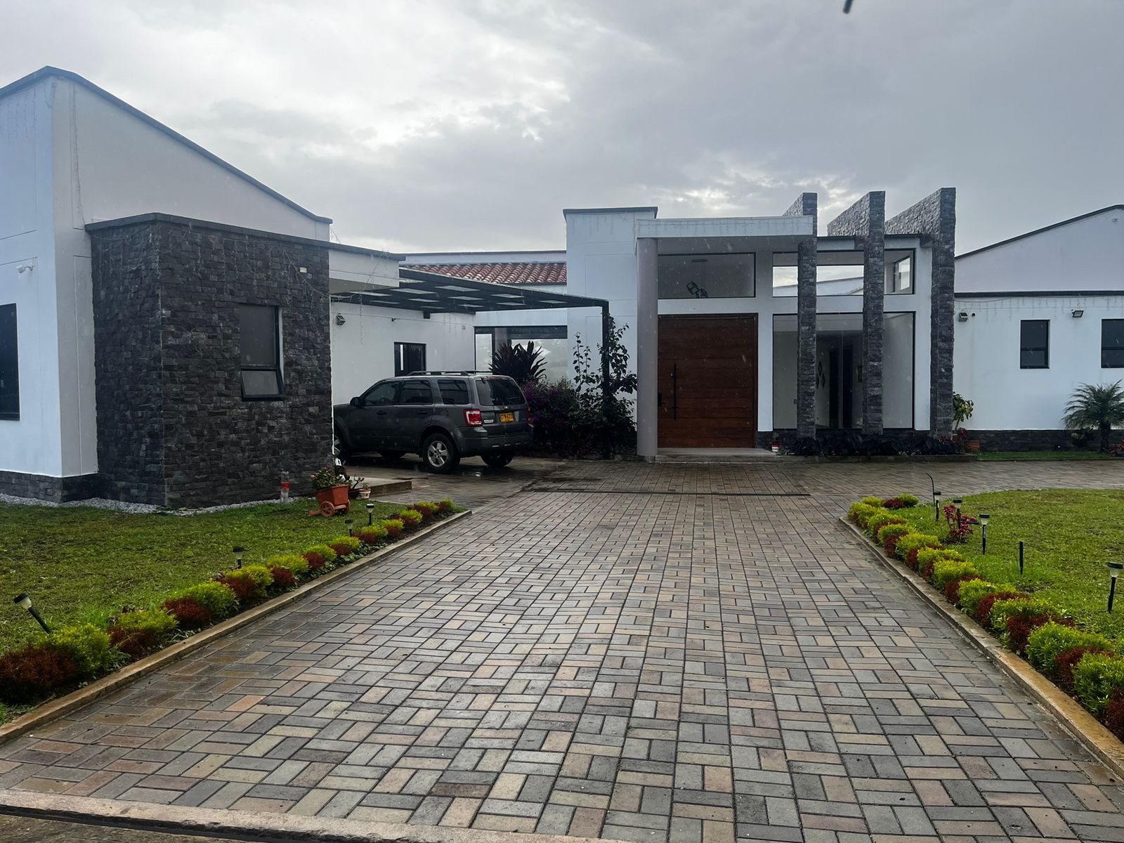 Casa en arriendo o venta Antioquia El Carmen De Viboral Villanueva 2100 m2 Habitaciones 5 Baños 13 Garajes 5 Precio venta $3100000000 Precio arriendo $16750000