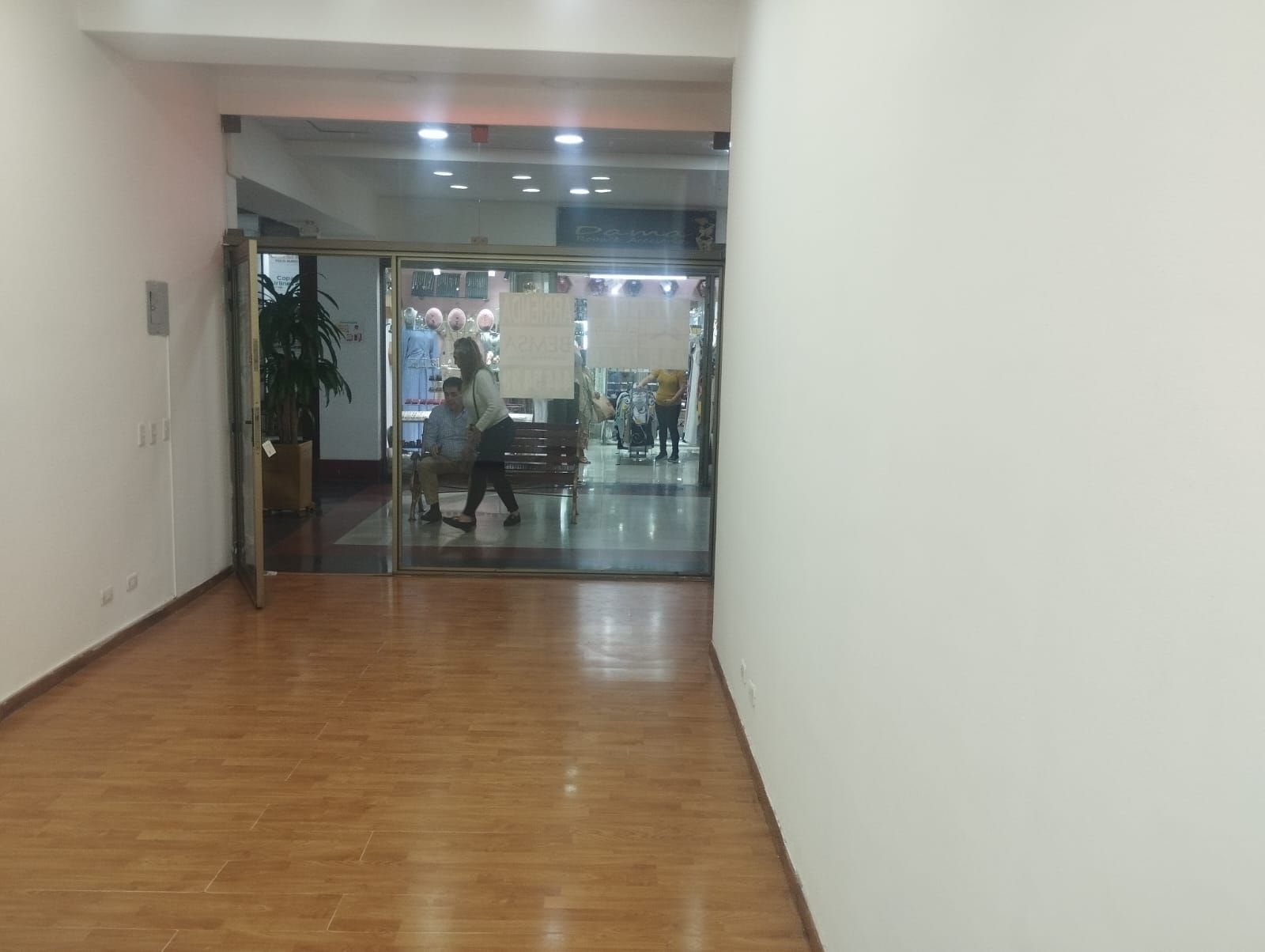 Local en arriendo Antioquia Medellín La Candelaria 30 m2 Habitaciones 0 Baños 0 Garajes 2 Precio $3200000