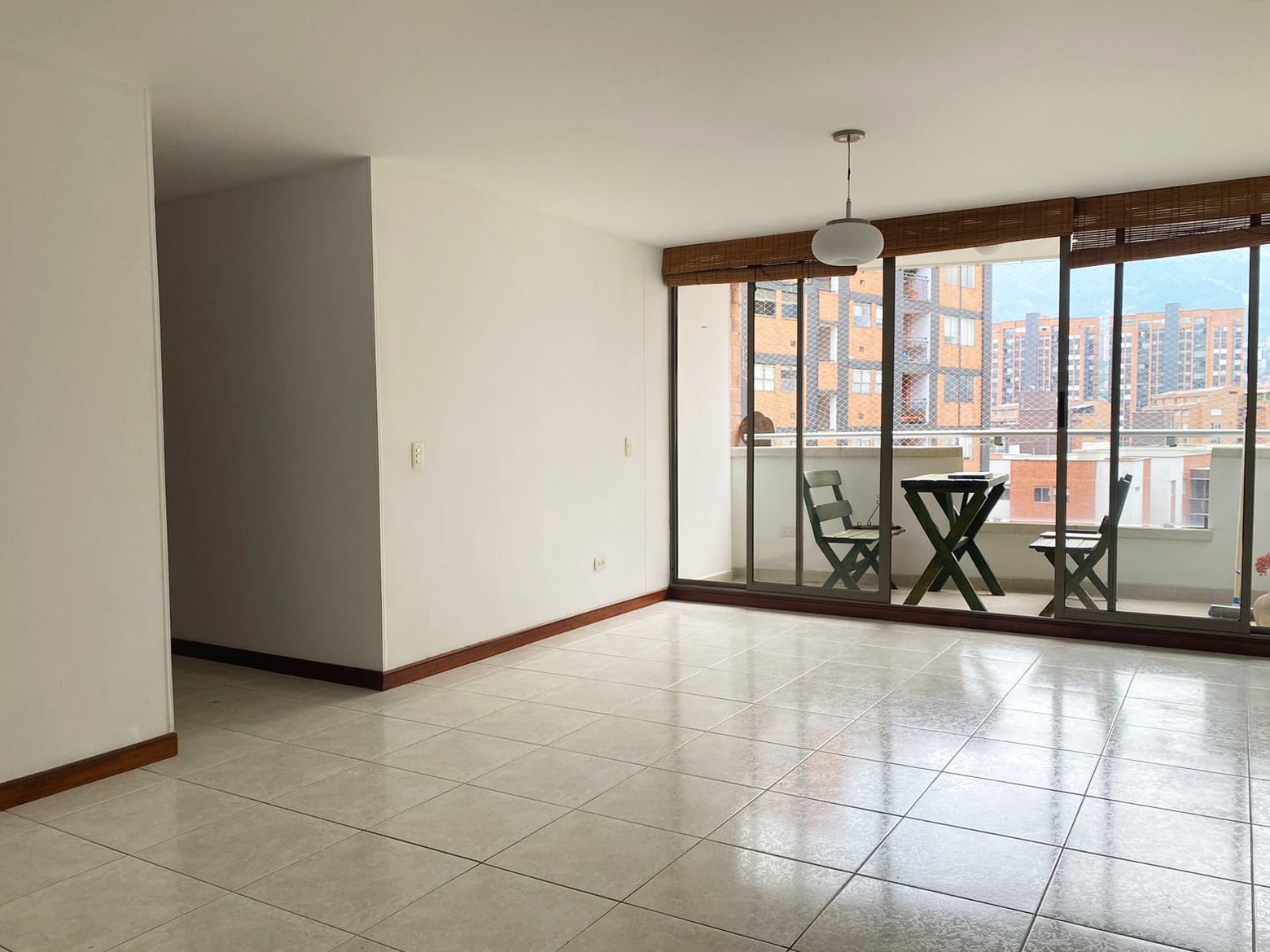 Apartamento en arriendo Antioquia Envigado Jardines 120 m2 Habitaciones 3 Baños 4 Garajes 2 Precio $4650000