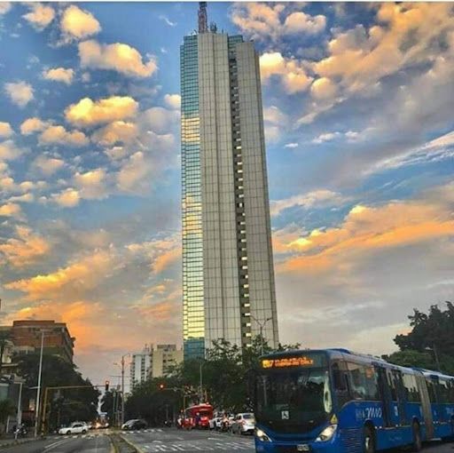 Oficina en arriendo Valle Del Cauca Cali Versalles 370 m2 Habitaciones 0 Baños 4 Garajes 3 Precio $12000000