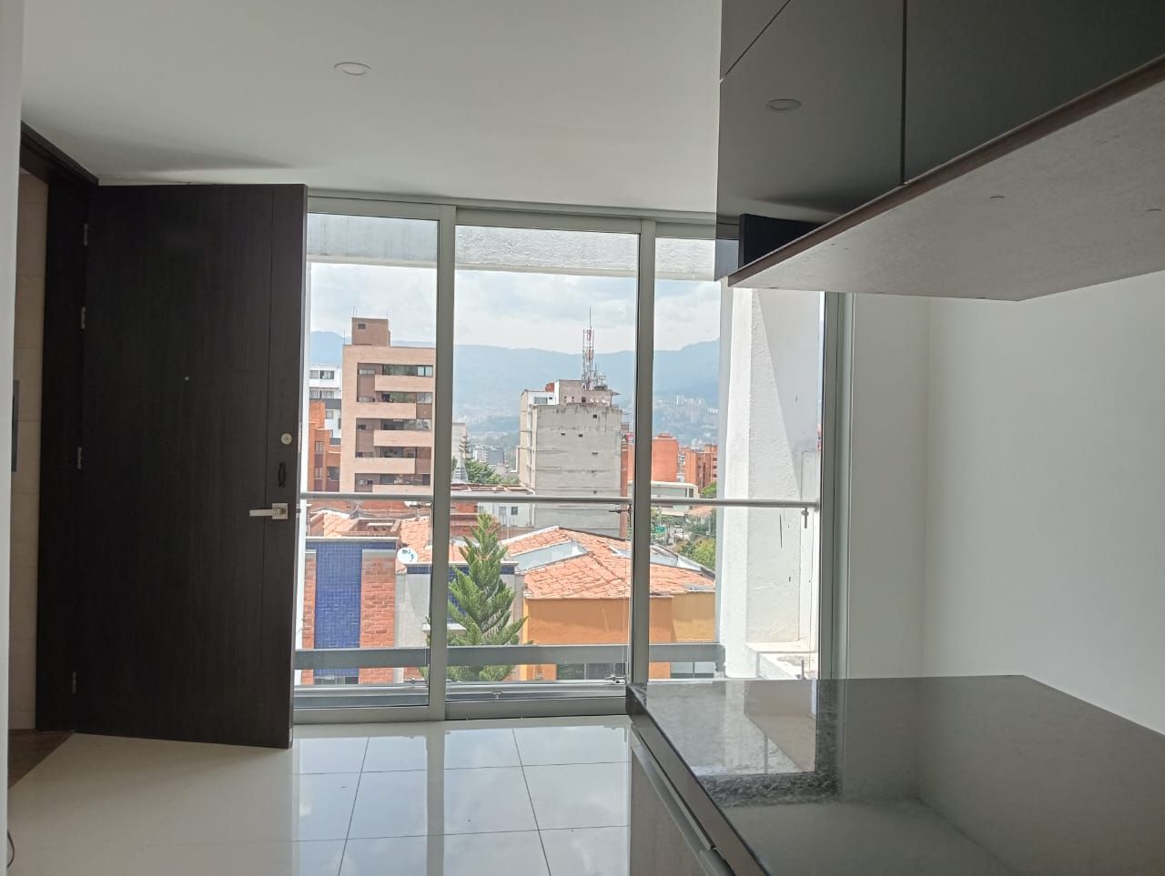 Apartamento en arriendo Antioquia Medellín La Castellana 100 m2 Habitaciones 3 Baños 2 Garajes 2 Precio $3450000