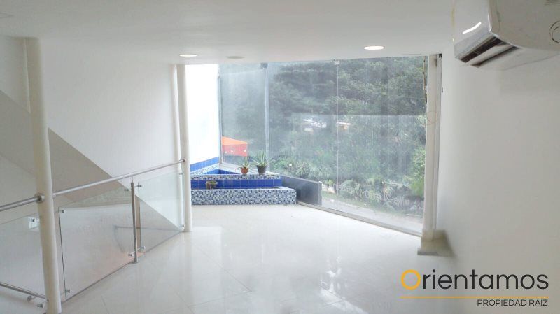 Oficina en arriendo Antioquia Medellín San Bernardo 200 m2 Habitaciones 0 Baños 2 Garajes 0 Precio $10000000
