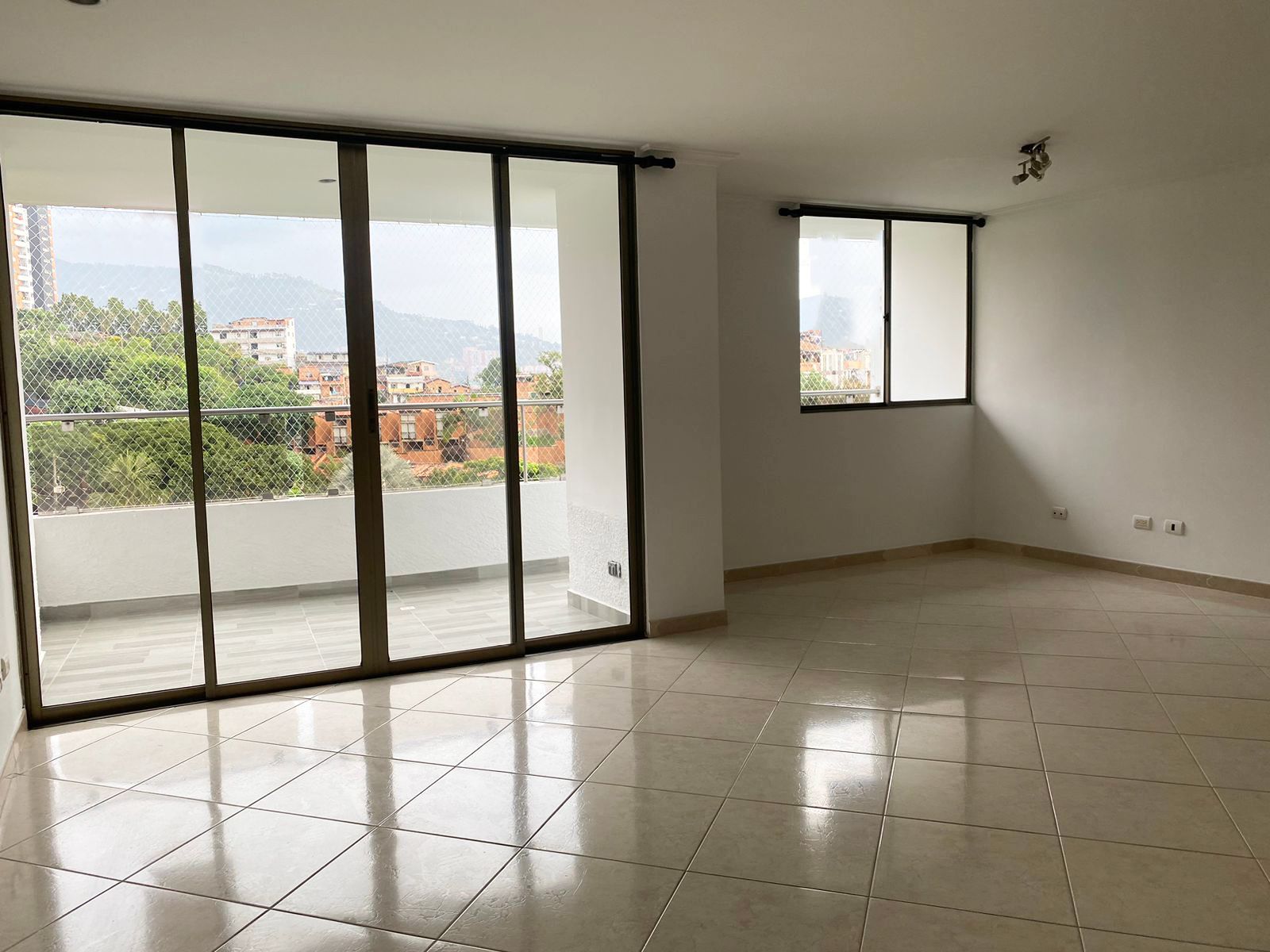 Apartamento en arriendo Antioquia Envigado Zúñiga 114 m2 Habitaciones 3 Baños 2 Garajes 2 Precio $4050000