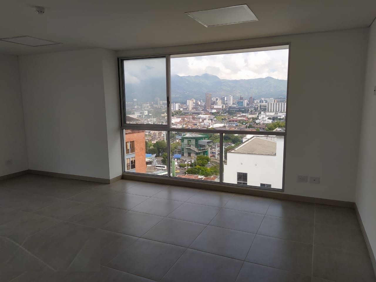 Oficina en venta Risaralda Pereira Los Alamos 72 m2 Habitaciones 0 Baños 2 Garajes 3 Precio $600000000