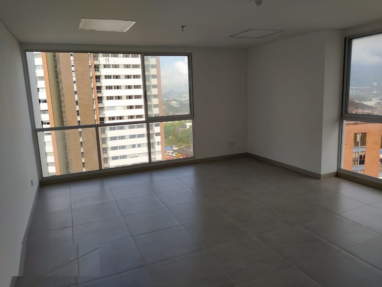 Oficina en venta Risaralda Pereira Los Alamos 38 m2 Habitaciones 0 Baños 0 Garajes 2 Precio $315000000