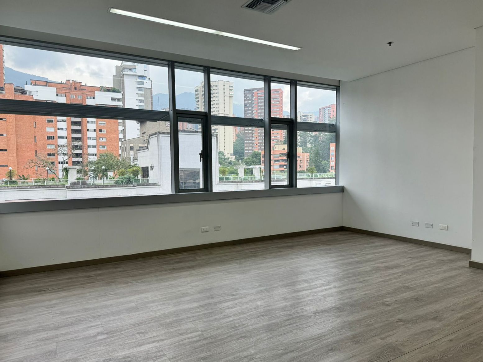 Oficina en arriendo o venta Antioquia Medellín Alejandria 49 m2 Habitaciones 0 Baños 0 Garajes 2 Precio venta $640000000 Precio arriendo $4300000