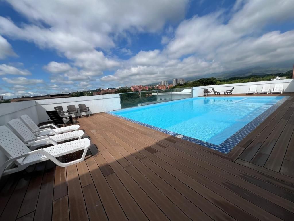 Apartamento en arriendo Valle Del Cauca Cali Urbanización Ciudad Jardín 130 m2 Habitaciones 3 Baños 4 Garajes 3 Precio $3700000