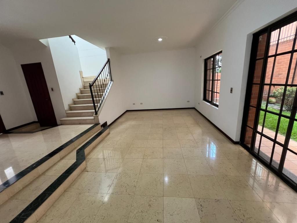 Casa en venta Valle Del Cauca Cali Urbanización Ciudad Jardín 330 m2 Habitaciones 5 Baños 8 Garajes 5 Precio $1300000000