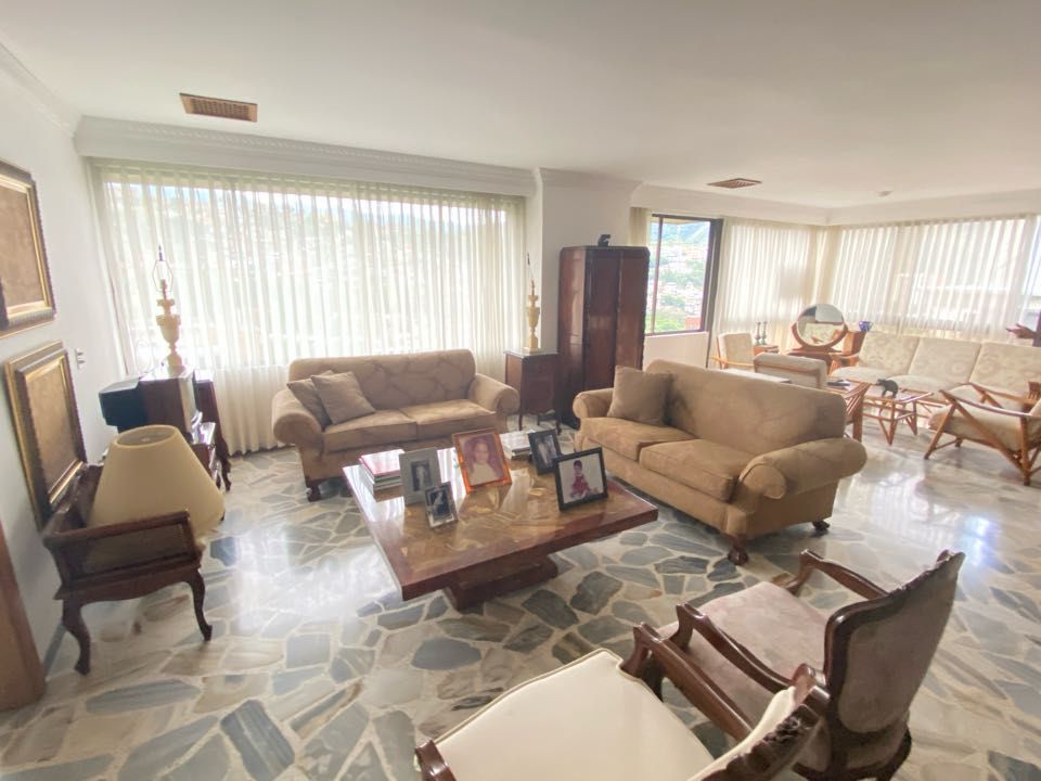 Apartamento en venta Valle Del Cauca Cali Santa Teresita 300 m2 Habitaciones 3 Baños 4 Garajes 2 Precio $1300000000