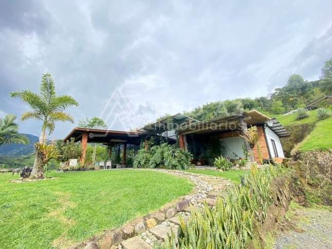 Casa en venta Risaralda Pereira Pereira 220 m2 Habitaciones 4 Baños 6 Garajes 8 Precio $2000000000