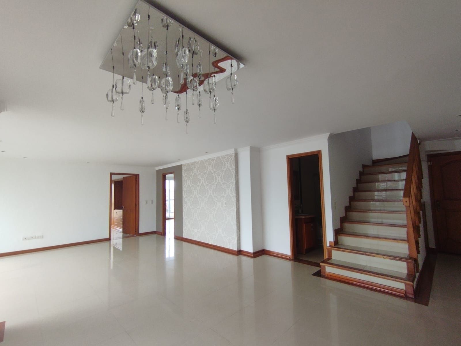 Apartamento en arriendo o venta Risaralda Pereira Los Alpes 320 m2 Habitaciones 5 Baños 6 Garajes 4 Precio venta $750000000 Precio arriendo $4800000