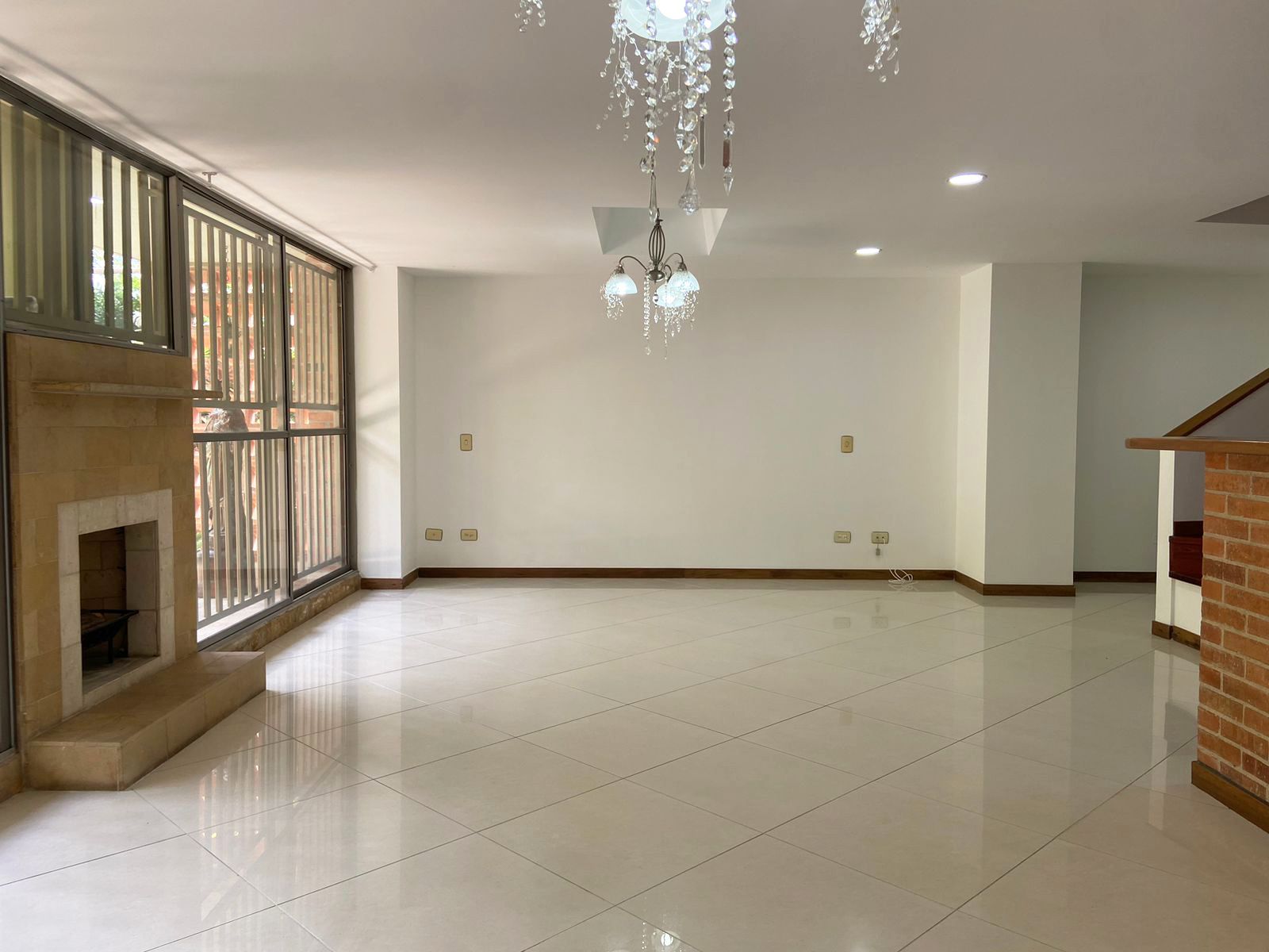 Casa en arriendo o venta Antioquia Sabaneta Aves María 285 m2 Habitaciones 3 Baños 6 Garajes 3 Precio venta $1665000000 Precio arriendo $7150000