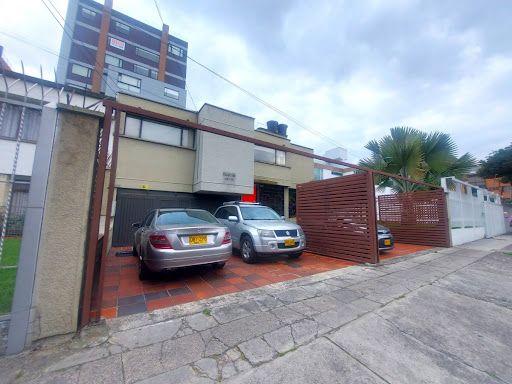 Casa en venta Cundinamarca Bogotá Estoril 360 m2 Habitaciones 8 Baños 4 Garajes 4 Precio $2000000000