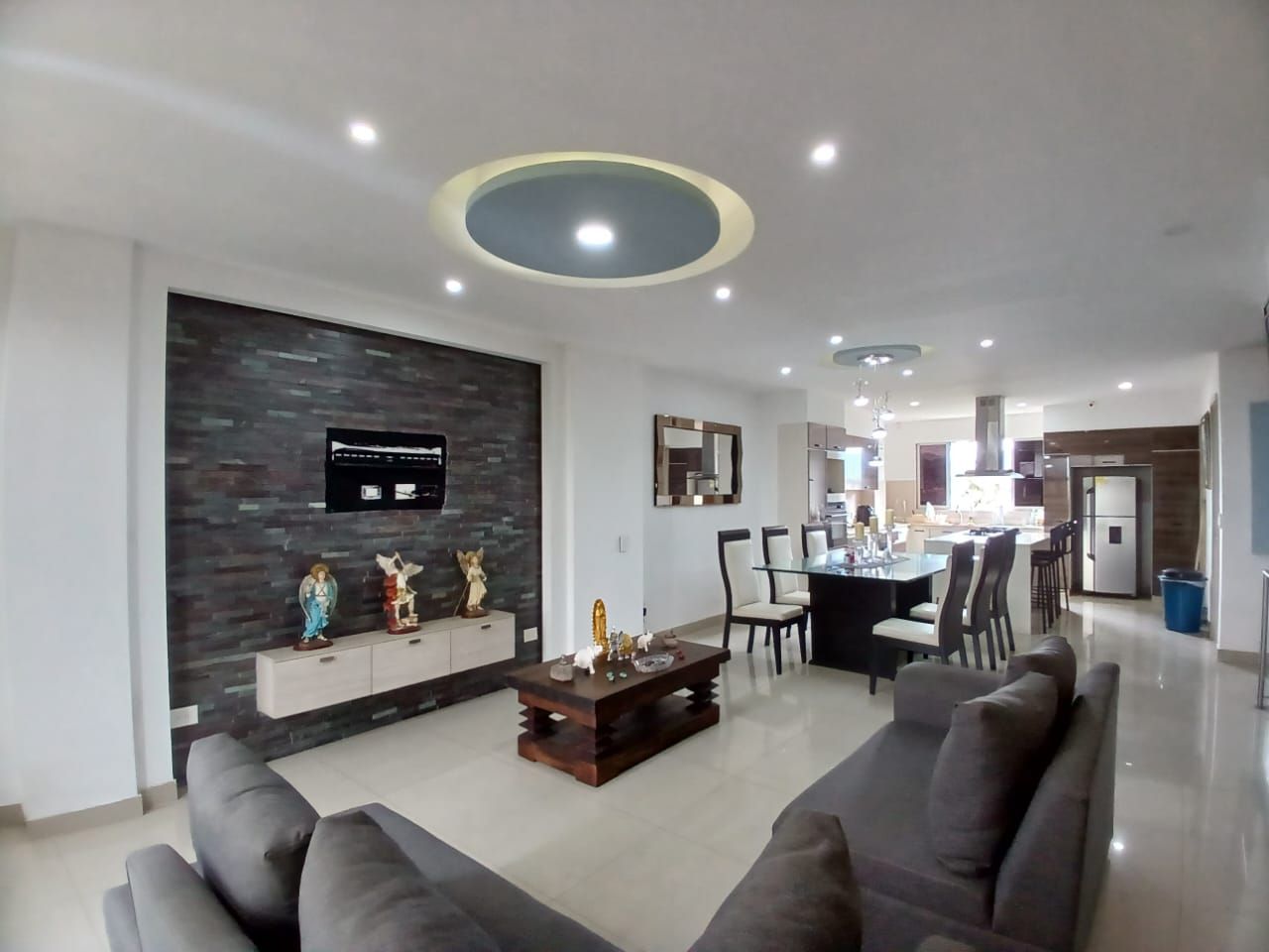 Casa en arriendo Risaralda Pereira Pereira 290 m2 Habitaciones 3 Baños 6 Garajes 7 Precio $2900000