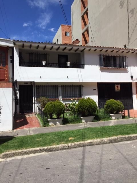 Casa en arriendo Cundinamarca Bogotá Cerros De Santa Barbara 220 m2 Habitaciones 6 Baños 3 Garajes 1 Precio $9500000