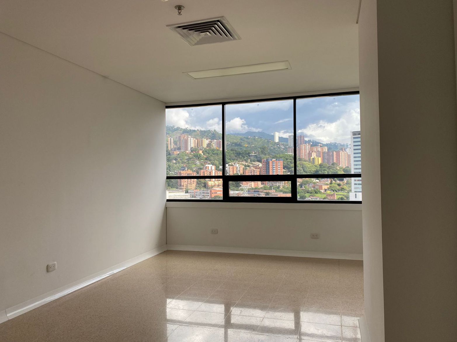Consultorio en arriendo o venta Antioquia Envigado Las Vegas 36 m2 Habitaciones 0 Baños 1 Garajes 2 Precio venta $435000000 Precio arriendo $3300000
