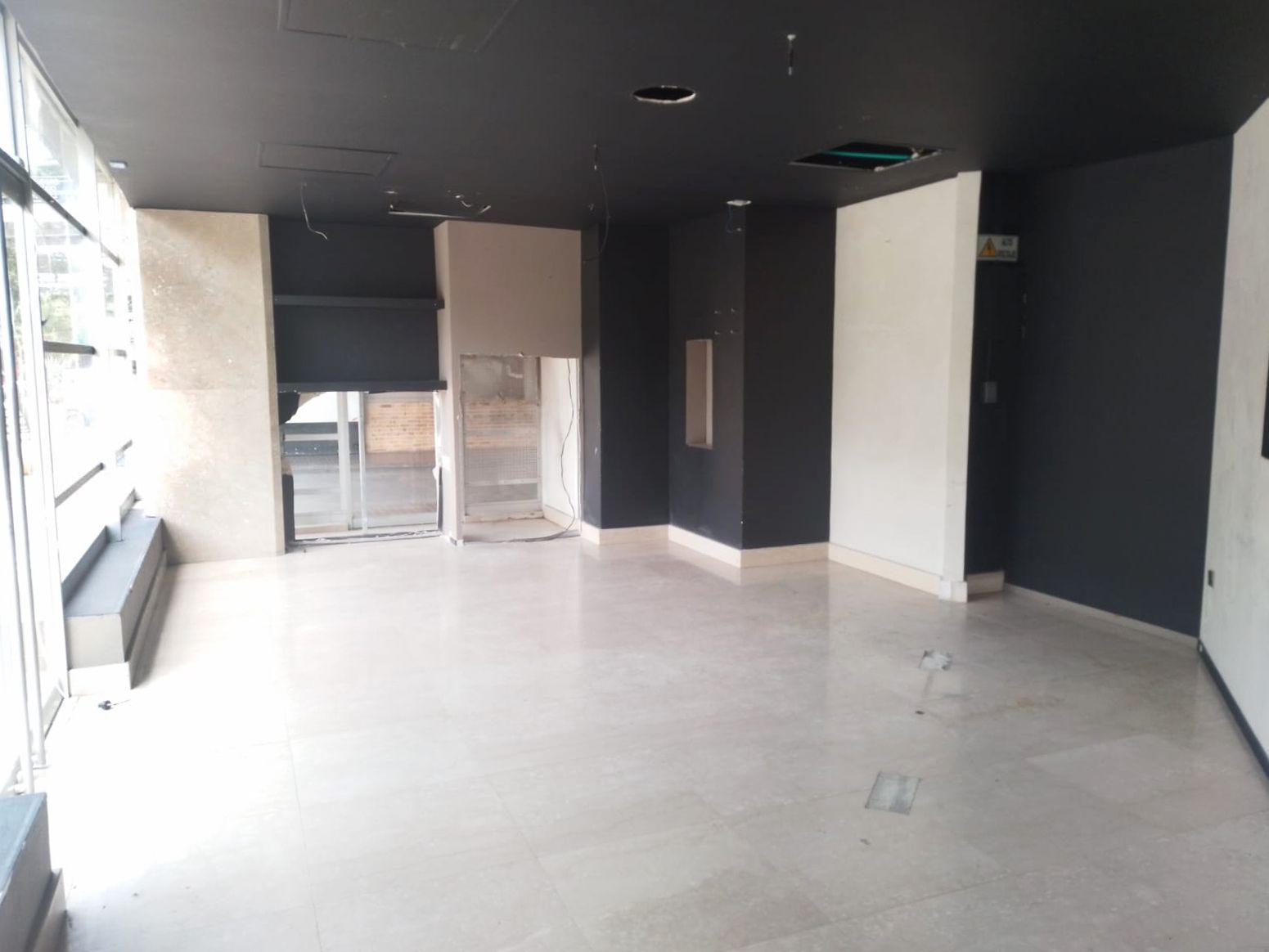 Local en arriendo o venta Antioquia Medellín La Mota 326 m2 Habitaciones 0 Baños 8 Garajes 1 Precio venta $3100000000 Precio arriendo $23000000