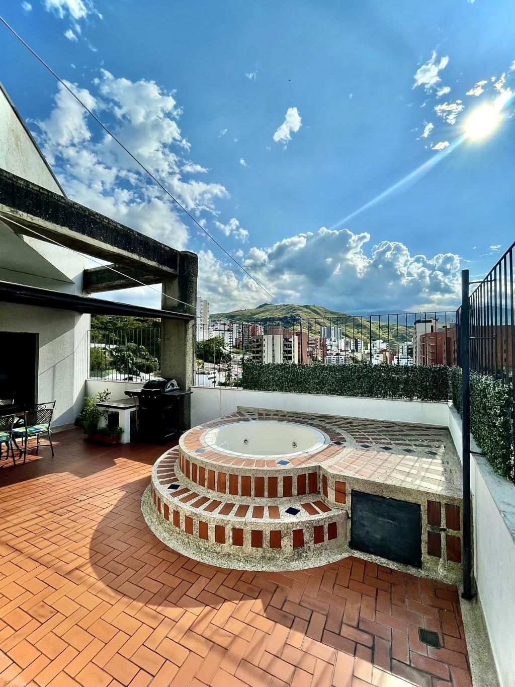 Apartamento en venta Valle Del Cauca Cali Santa Teresita 266 m2 Habitaciones 3 Baños 6 Garajes 4 Precio $1400000000