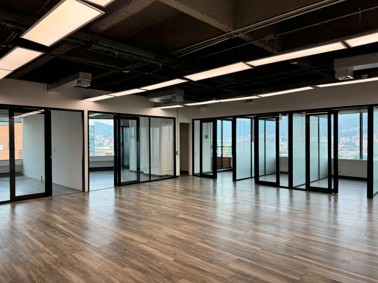 Oficina en arriendo Antioquia Medellín Alejandria 270 m2 Habitaciones 0 Baños 4 Garajes 8 Precio $25700000