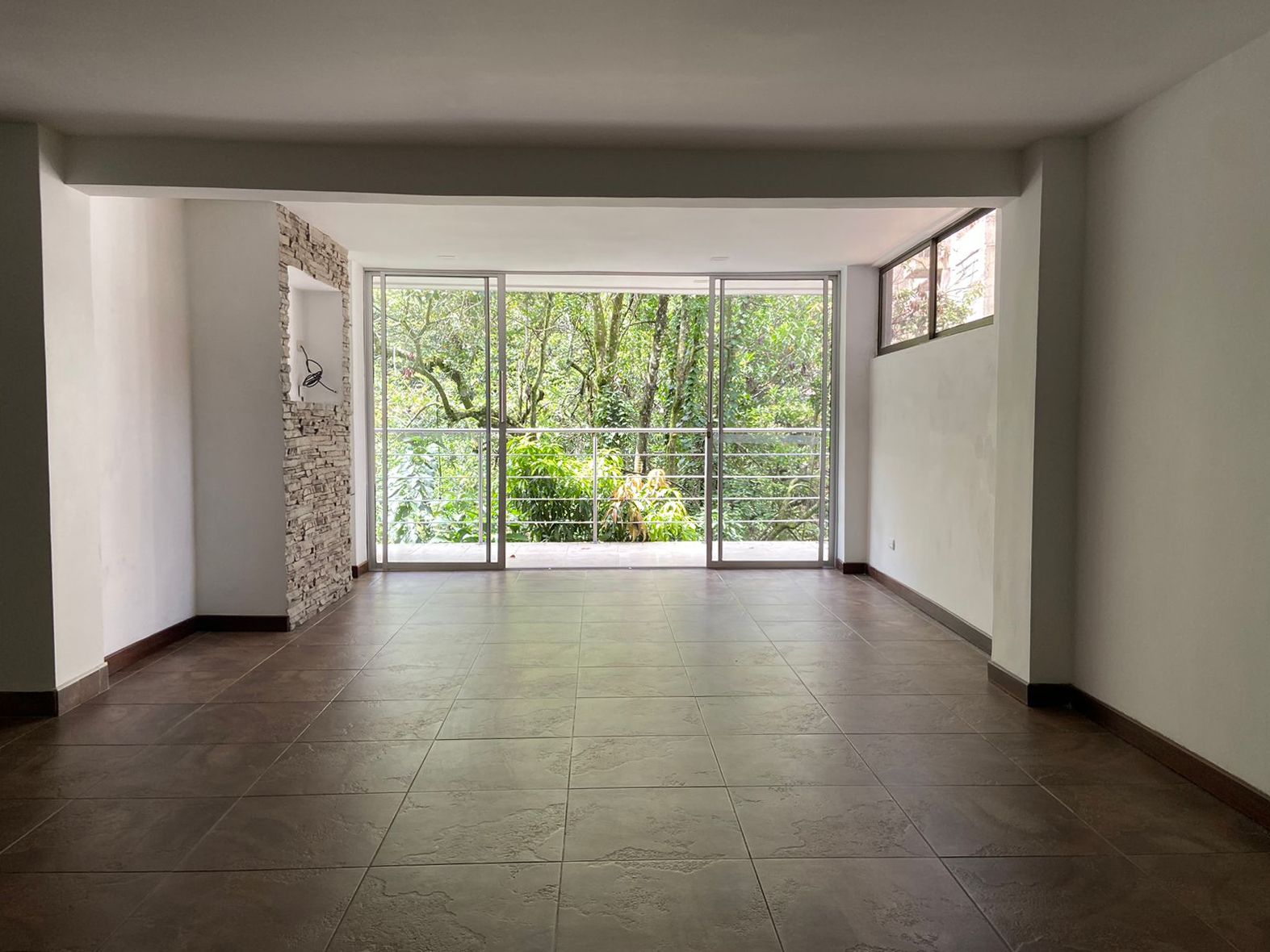 Casa en arriendo o venta Antioquia Sabaneta Aves María 380 m2 Habitaciones 3 Baños 4 Garajes 3 Precio venta $1460000000 Precio arriendo $8600000