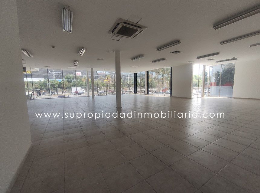 Local en arriendo Antioquia Itagüí La Esmeralda 395 m2 Habitaciones 0 Baños 2 Garajes 3 Precio $19750000