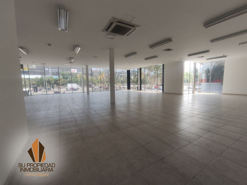 Local en arriendo Antioquia Itagüí La Esmeralda 395 m2 Habitaciones 0 Baños 2 Garajes 3 Precio $19750000
