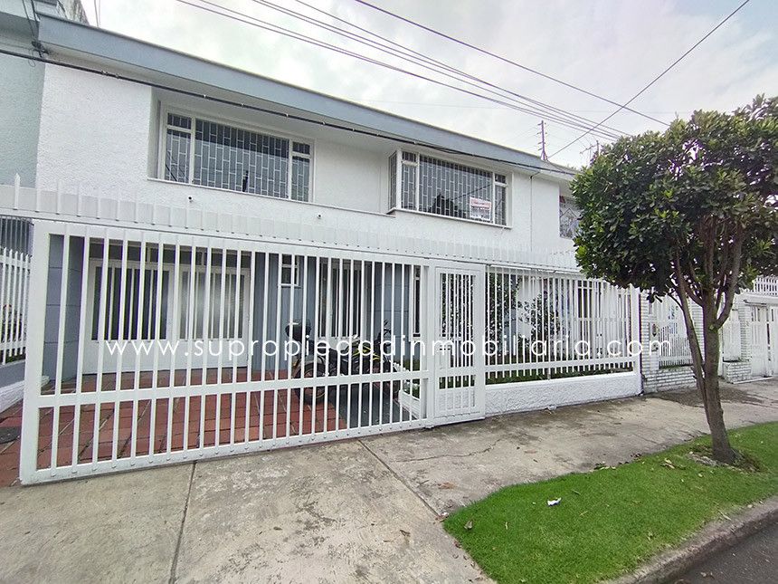 Casa en venta Cundinamarca Bogotá Estoril 300 m2 Habitaciones 6 Baños 4 Garajes 4 Precio $1600000000